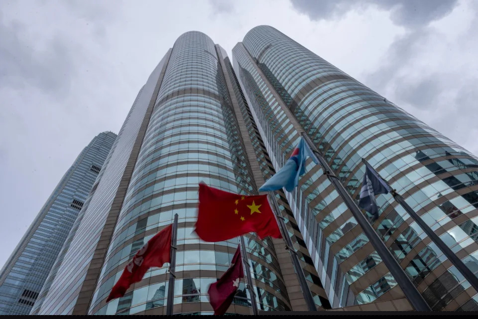 Chinese investors plow another $2.9 billion in Hong Kong stocks