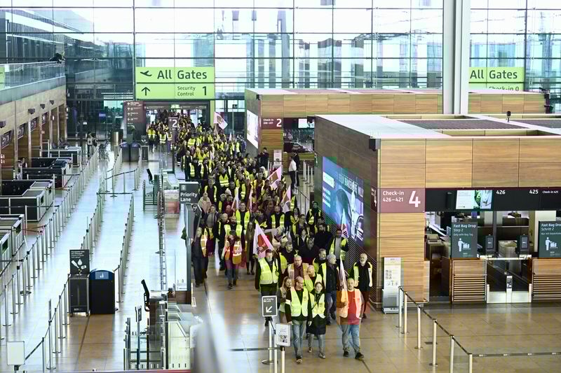 Airport strike to all but freeze German air travel on Monday