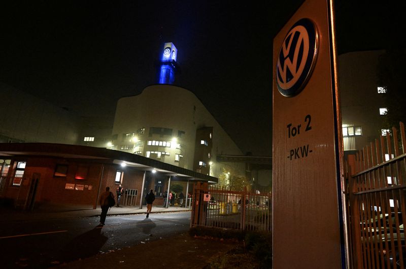 VW readies back-up plans, BMW ready to absorb extra costs as US tariffs loom